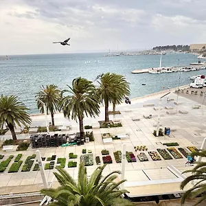 Pensión Skyfall, Split